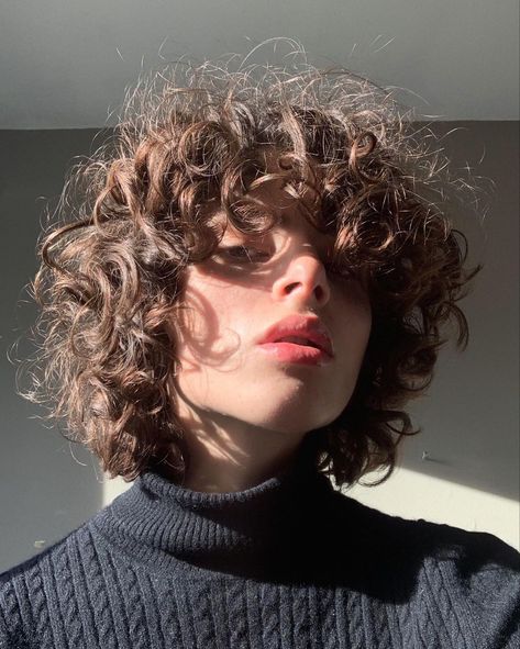 Rpw Aesthetic, Fluffy Curly Hair, Curly Hair Photos, Short Curly Haircuts, Boys With Curly Hair, Haircuts For Curly Hair, Hair Stylies, Curly Hair Inspiration, Fluffy Hair