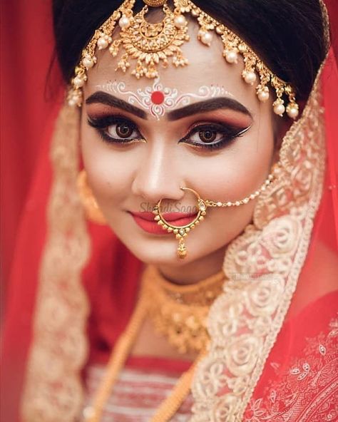 This Chandan bindi is what sets a Bengali bride apart from all the other brides. So, we have found these real brides who have these beautiful Chandan bindi designs on their forehead for their weddings. One look and you’re gonna fall in love girls. #shaadisaga #indianwedding #bengalibride #bindidesigns #chandanbindi #chandanbindidesigns #bengalibridebindidesign #bengalibindi #bengalibindiart #bengalibindidesigns #bengalibindidesignssimple #bengalibindidesignsbridalmakeup #bengalibindidesignslook Forehead Design, Bridal Kolka, Kolka Design, Hd Bridal Makeup, Bengali Brides, Bindi Designs, Bengali Fashion, Makeup Poster, Bengali Culture