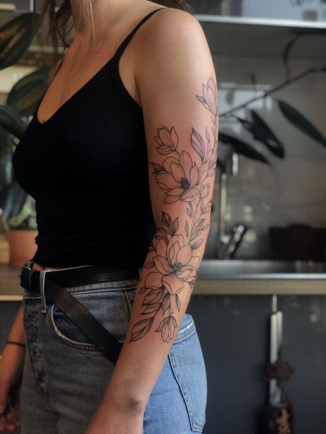 pinterest: camilleelyse ♡ Tattoo Inspiration, Fine Line Floral Back Tattoo, Dainty Japanese Tattoo, Voll Arm-tattoos, Half Sleeve Tattoos Forearm, Tattoos For Women Half Sleeve, Floral Tattoo Sleeve, Inspiration Tattoos, Forearm Tattoo Women