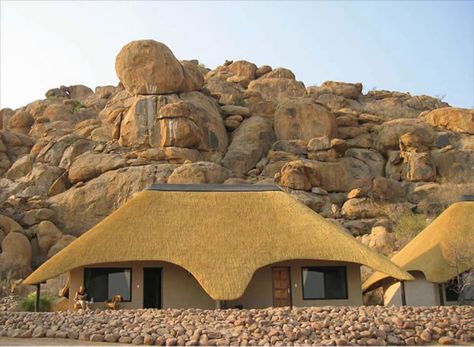 AiAiba: Rooms Safari Lodge Decor, African Homes, African Hut, Lodges Design, Thatch Roof, Round House Plans, Lodge Design, Hut House, Flat Roof House