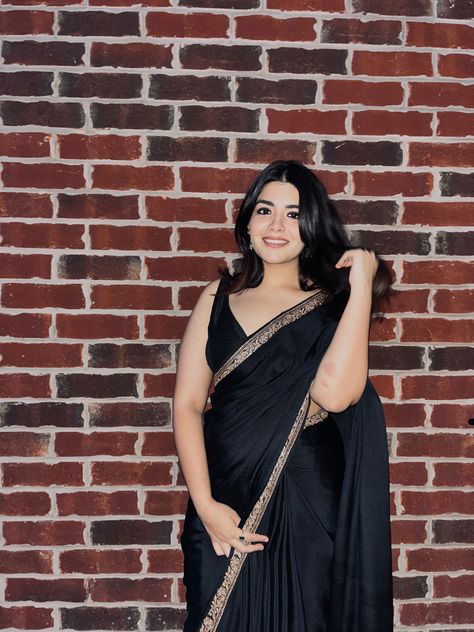 Kashmiri Border Saree- looks super elegant at literally any event like weddings, office parties, convocation or farewell! Simple Black Saree Look, Black Saree Farewell Look, Indian Convocation Outfit, Farewell Sarees Colleges Georgette, Black Saree Farewell, Black Farewell Saree, Sarees For College Fest, Office Saree Look, Saree For Farewell College