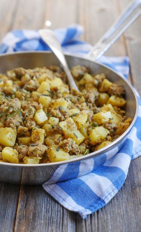 Essen, Lamb And Potatoes, Recipes With Potatoes, Ground Lamb Recipes, Rosemary Salt, Lamb Dinner, Lamb Curry, Lamb Dishes, Serrano Pepper