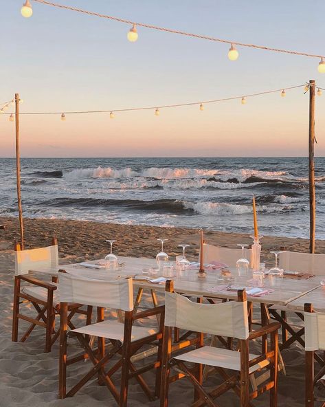 sights of relief on Instagram: “Gorgeous sunset beach dinner by @alicedetogni 🐚 🌊 What are your plans for Saturday night?✨” Bahia, Ibiza Sunset, The Beach People, Beach Dinner, Gorgeous Sunset, Seaside Towns, Summer Bucket, European Summer, Summer Dream