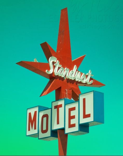 Stardust Motel in Redding, California featuring a Starburst design on the vintage sign. ==>> See more 1950s / 1960s Mid Century Atomic Era / Starburst Designs in Vintage items & vintage signs at the Vintage Inn Blog Atomic Age Aesthetic, Space Age Aesthetic, Vintage Futurism, Atomic Age Design, Atomic Starburst Pattern, Flamingo Hotel, Redding California, Futurism Art, Mid Century Atomic