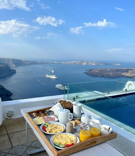 Nefeli Homes Santorini 🏨 @nefelihomes_santorini ✨ 📍Hotel ubicado en Fira, donde disfrutarás de una experiencia única en Santorini, cuenta con piscina e instalaciones únicas, incluye desayuno, una vista increíble y un servicio totalmente recomendado 💯 #santorini #greece #grecia #greece🇬🇷 #vacations #hotel #chilean #tips #enjoy #travel Te gustaría quedarte aquí ? Santorini, Greece, Collage, Grecia Santorini, Santorini Hotels, Santorini Greece, Marketing Digital, Hotel, Marketing