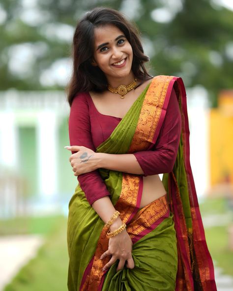 Deepthi Sunaina in silk saree photos - South Indian Actress Deepthi Sunaina, Saree Photos, Frock For Women, Simple Sarees, Green Saree, Contrast Blouse, Latest Sarees, Beautiful Backdrops, South Indian Actress