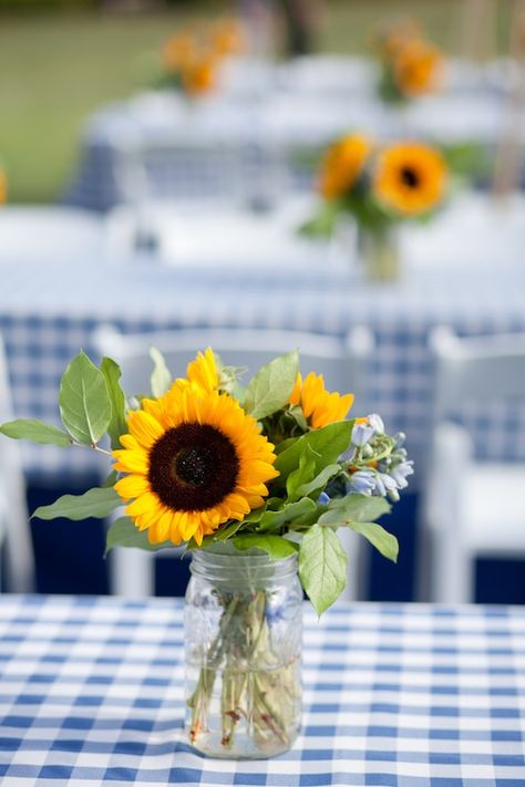 20 DIY BBQ ideas, including this gorgeous sunflower & mason jar centerpiece idea for a late summer / early fall gathering! Bbq Party Decorations, Bbq Baby Shower, Backyard Party Decorations, Summer Bbq Party, Backyard Bbq Party, Sunflower Centerpieces, Birthday Bbq, I Do Bbq, Bbq Wedding