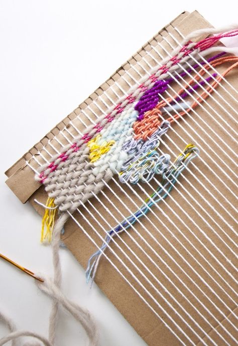 Cardboard Loom, Weaving Loom Diy, Weaving Loom Projects, Weaving Tutorial, Mode Crochet, Diy Weaving, Weaving Loom, Art Yarn, Weaving Projects