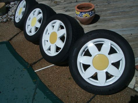 Daisy rims, so cute would love these on my future beetle Upcycling, Daisy Rims, Beetle Accessories, Car Interior Diy, Car Assesories, Hippie Car, Bug Car, Tire Rack, Volkswagen New Beetle