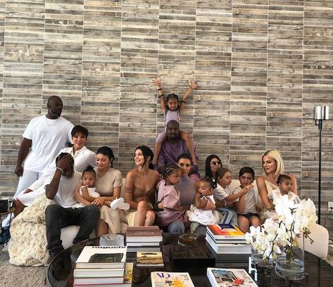 Oops! Kendall Jenner Shares Saucy Comment After Being Left Out of Kris’ Mother’s Day Tribute Stile Kylie Jenner, Family Photo Outfits Winter, Estilo Jenner, Jenner Kids, Kendall Jenner Instagram, Looks Kylie Jenner, Mode Kylie Jenner, Estilo Kardashian, Estilo Kylie Jenner