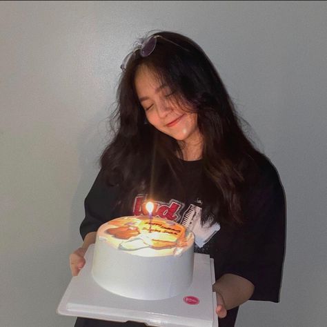 Birthday Dp, Happpy Birthday, Happy Birthday Bestie, Birthday Aesthetic, Cute Birthday Pictures, 21st Birthday Photoshoot, Birthday Babe, Birthday Post Instagram, Easy Birthday