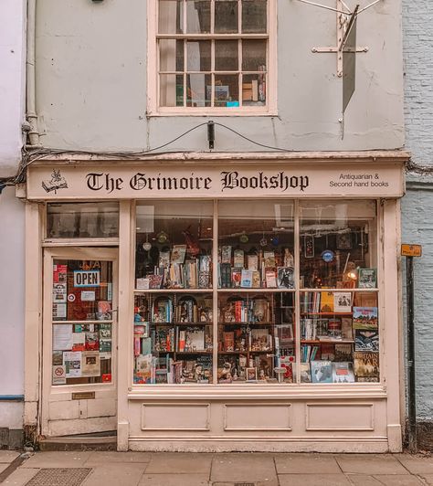 York Bookshops: 15 Bookshops in York that Bookworms Need to Visit Fotografi Kota, Academia Aesthetic, Light Academia, Pretty Places, Cottage Core, Book Aesthetic, Dark Academia, Store Fronts, Bookstore