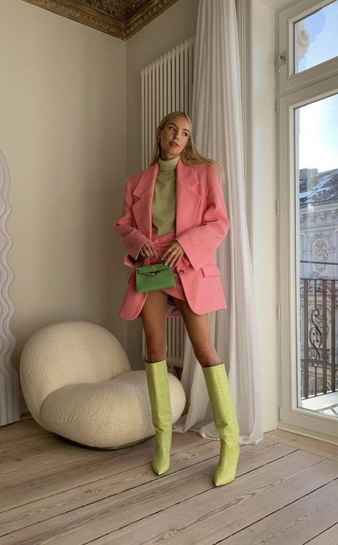How to Incorporate Bold Colors into Your Wardrobe this Spring Bright Elegant Outfit, Elegant Bold Outfit, Bold Colour Outfit, Chic Colorful Outfits, Colour Block Outfits, Bold Prints Outfit, Bright Spring Outfits, Colour Blocking Outfit, Pink Boots Outfit