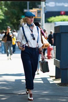 Dgr Outfit Woman, Dapper Outfits Women, Dandy Style Women Outfits, Dapper Style Women, Sartorialist Women, Feminine Masculine Style, Dandy Outfit, Menswear For Women, Dyke Fashion