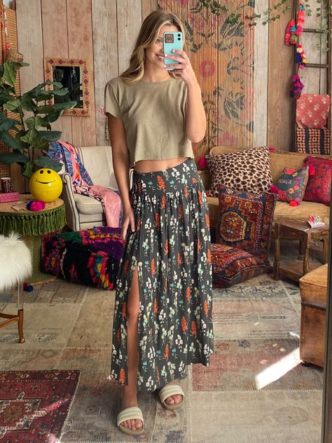 Addie Midi Skirt - Charcoal Bouquet Dressy Casual Outfits For Women Summer, Cute Outfits For Work Summer, 90s Jean Dress Outfit, Maxi Skirt Outfit With Tshirt, Modest Boho Summer Outfits, Earthy Elegant Outfit, Casual Mothers Day Outfit Ideas, Outfits 30s For Women, Casual Maxi Skirt Outfit Summer