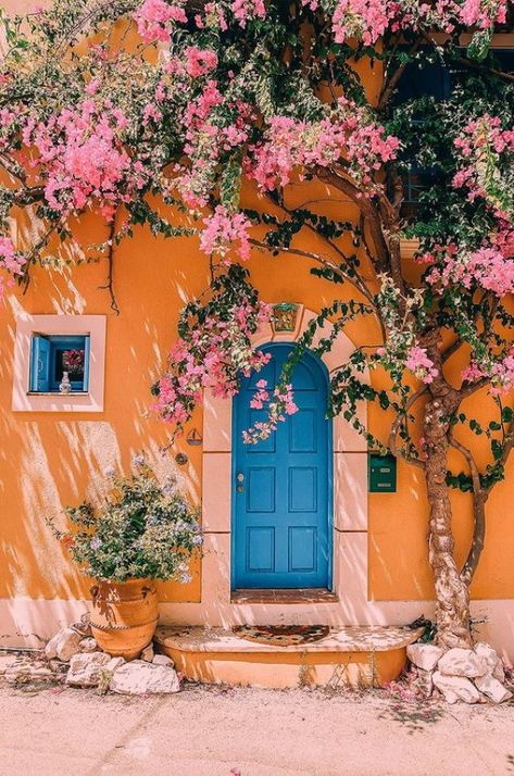 Mediterranean Colours, Yellow Building, Greek Islands To Visit, Best Greek Islands, Wallpaper Estetika, Siluete Umane, Italy Painting, Picture Collage Wall, Wallpaper Vintage