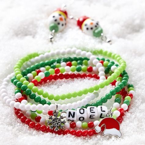 Peace Christmas Bracelet Stack Christmas Bead Necklace, Xmas Jewelry, Christmas Jewelry Diy, Peace Christmas, Clay Bracelets, Pony Bead Bracelets, Holiday Bracelets, Bead Organization, Preppy Jewelry