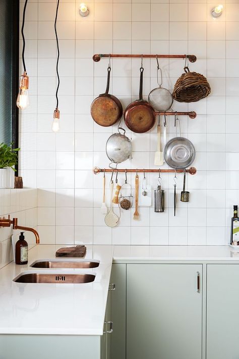 Trend: Green kitchen - via Coco Lapine Design Mint Kitchen, Scandinavian Kitchens, Koti Diy, Kitchen Transformation, Scandinavian Kitchen, Hus Inspiration, Green Kitchen, Kitchen Organizing, Small Space Living