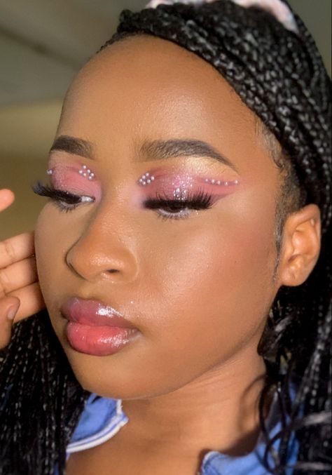 Wedding Rhinestone Makeup, Pink Eyeshadow Dark Skin, Subtle Pink Eye Makeup, Light Glam Makeup Looks, Pink Pearl Makeup, Soft Glam Pink Makeup, Eye Makeup With Pearls, Pink Rhinestone Makeup, Pink Makeup Looks Black Women