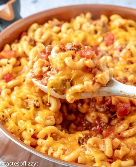 Have dinner on the table in about 30 minutes with this easy American goulash. This beefy macaroni is loaded with diced tomatoes and tomato sauce....then topped with cheese.  #goulash #cheese #beef #macaroni #hamburgerhelper Amigurumi Patterns, Easy American Goulash, Recipes With Diced Tomatoes, Canned Tomato Recipes, Beef Macaroni, Stew Crockpot, American Goulash, Cabbage And Beef, Tomato Tortellini Soup