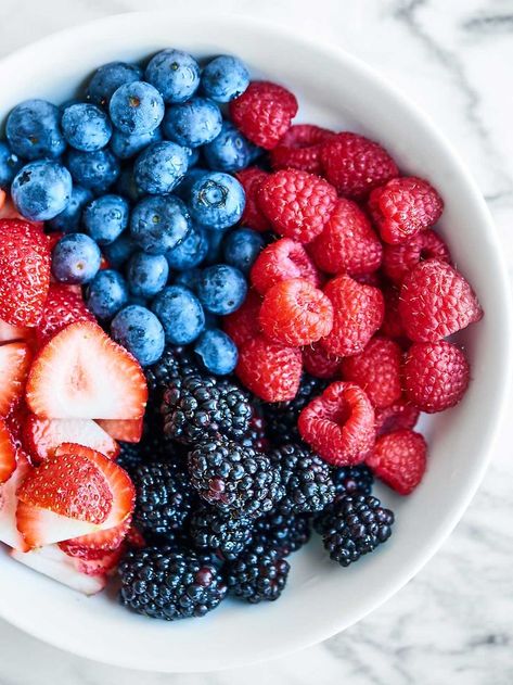 Only 7 ingredients needed to make this Berry Fruit Salad. All your favorite berries + fresh mint + lemon juice and honey! So easy. So yummy! showmetheyummy.com #fruitsalad #berries Berry Fruit Salad, Menu Sarapan Sehat, Fruit Salad Recipe, Pasti Sani, Makanan Diet, Berry Fruit, Läcker Mat, Lemon Mint, Fruit Breakfast