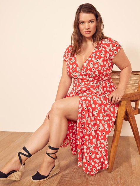 25 Effortless Wrap Dresses You Won't Want To Take Off All Summer | HuffPost Life Plus Size Reformation, Reformation Plus Size, Plus Size Posing, Summer Dress Trends, Modelos Plus Size, Looks Plus Size, Popular Dresses, Plus Size Beauty, Elegantes Outfit