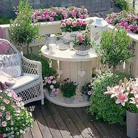 Turn an Old Spool into a Garden Patio....these are the BEST Garden & DIY Yard Ideas! Shabby Chic Terrasse, Shabby Chic Patio, Apartment Balcony Ideas, Small Balcony Garden, Desain Lanskap, Yard Project, Apartment Balcony, Diy Yard, Balcony Ideas