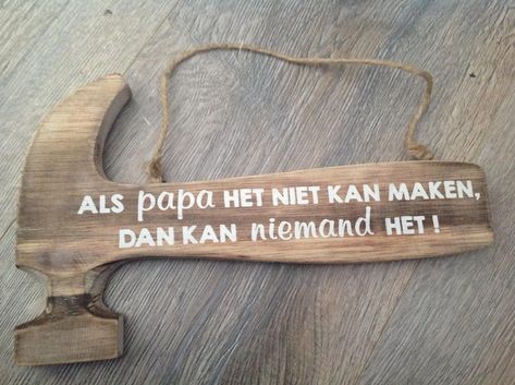 Hamer van Hout, in de kleur naturel met de tekst "Als papa het niet kan maken dan kan niemand het!Mooi kado voor een handige papa! Woodworking, Hair, Woodworking Projects, Wood, Hout Diy, Mother’s Day, Projects To Try, Novelty Sign