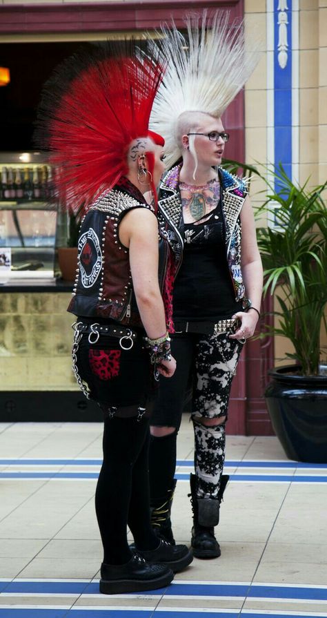 80s Punk Rock Fashion, Punk 80s Fashion, 80s Punk Fashion, Rock Festival Outfit, 80s Fashion Women, Chicas Punk Rock, Punk Mohawk, Zoot Suits, Punk Rock Girls