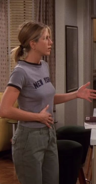 Rachel Green Outfits Season 1 And 2, 90s T Shirt Outfit, Rachel Green Pyjamas, Rachel Friends Fashion, Rachel Green Graphic Tees, Rachel Green Spring Outfit, Rachel Green Outfits Casual Jeans, Rachel Green Trousers, Friends Show Outfits Rachel Green