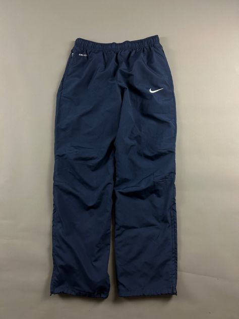Basic Nike Vintage Trackpants which is easy to style😍 Vintage Nike Jeans, Nike Trackpants Y2k, Nike Clothes Vintage, Nike Old Pants, Nike Track Pants Vintage, Nike Pants Vintage, Nike Baggy Pants, Baggy Nike Pants, Old Nike Clothes
