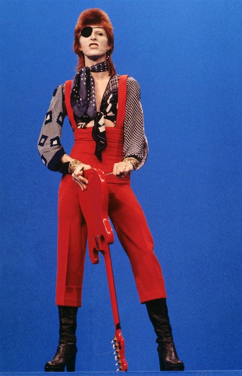 David Bowie's iconic style British Invasion Fashion, Glam Rock Fashion, Bowie Fashion, Angela Bowie, David Bowie Fashion, Bowie Ziggy Stardust, David Bowie Ziggy Stardust, David Bowie Ziggy, Aladdin Sane