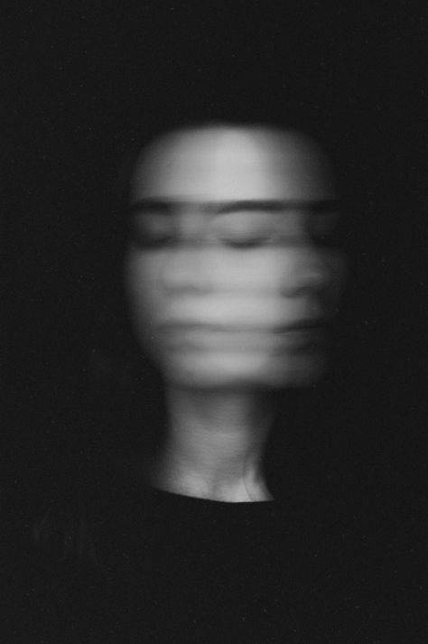 Black And White Cinematic Photography, Black And White Portrait Woman, Blurry Face Photo, Darkness Photography Ideas, Layered Portrait Photography, Blurry Face Photography, Dark Photographie Idea, Portrait Dark Background, Creative Black And White Portraits