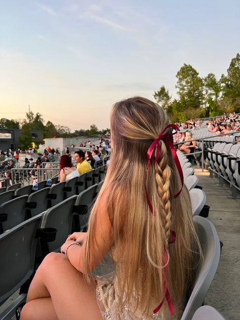 Cheer Hair, Preppy Hairstyles, Concert Hairstyles, Fesyen Rambut, Vlasové Trendy, Ribbon Hairstyle, Bow Hairstyle, Women's Hairstyles, Hairstyles Curly