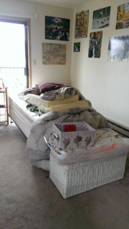 You might want to rethink your guest room when you see what this clever homeowner did with her bed! How To Make A Twin Bed Look Like A Couch, Day Bed In Living Room Couch, Twin Bed To Day Bed, Living Room Into Bedroom Convert, Tiny Guest Bedroom Ideas, Twin Bed Couch, Bed Against Wall, Bedroom Organization Diy, Hidden Bed