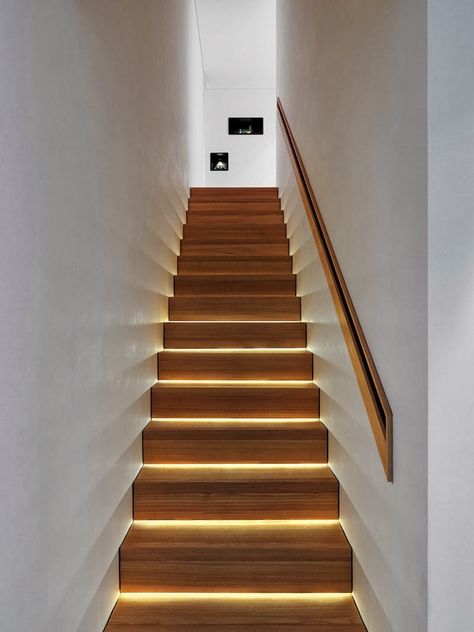 Modern Lighting Ideas That Turn The Staircase Into A Centerpiece.  @homedit Staircase Lighting Ideas, Led Stair Lights, Stairs Lighting, Blitz Design, Detail Arsitektur, Stairway Lighting, Alpine House, Stair Lights, Stairs In Living Room