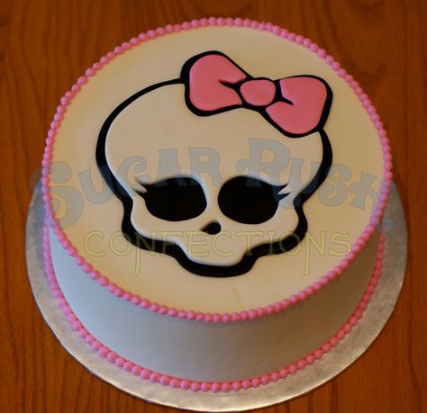 Monster High Cake Monster High Cake Ideas, Carrot Cake Roll Recipe, Monster High Birthday Cake, Monster High Cake, Monster High Birthday Party, Monster High Cakes, Easy Minecraft Cake, Cake Roll Recipes, Monster High Birthday