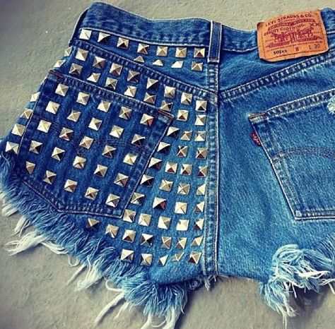 Levis, denim, jeans, shorts, hot pants, love, studs, borchie, studded, fashion, style, must #denim #studs Studded Jean Shorts, Studded Clothes, Lolla Outfits, Stud Clothing, Indie Festival, Levis Denim Jeans, Studded Shorts, Studded Denim, Studded Jeans