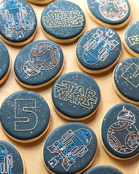 If I’m being honest, all that May 4 means to me is that Cinco de Mayo is one day away! But I am reminded today of a sweet #StarWars set I… star wars Star Wars Cupcakes, Star Wars Cookies, 6th Birthday Cakes, Disney Cookies, Cookie Kit, Being Honest, Cookie Inspiration, Star Wars Fan Art, Star Wars Party