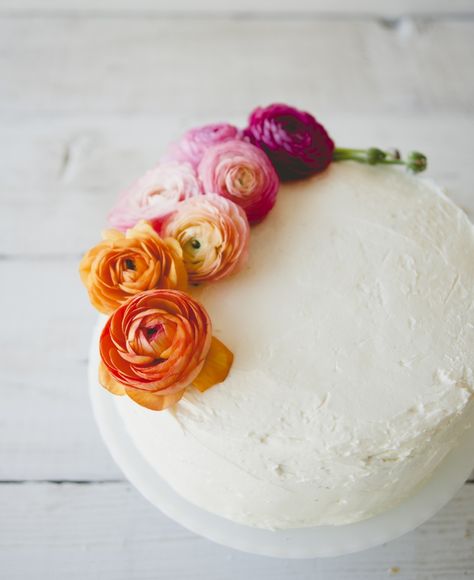 Cake Tutorial, Cake With Flowers, Easy Cake Decorating, Friday Favorites, Buttercream Flowers, Savoury Cake, Buttercream Cake, Cake Creations, Pretty Cakes