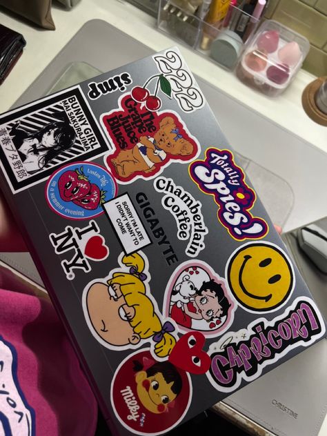 Laptop Deco, Macbook Case Stickers, Laptop Decoration, Cartoon Graffiti, Stickers Cool, Laptop Case Stickers, Fashion For Girls, Graffiti Stickers, Cute Laptop Stickers