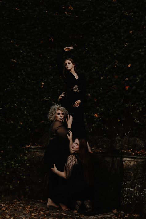 Witches Coven Photoshoot, 3 Best Friend Halloween Photoshoot, 3 Witches Photoshoot, Three Witches Photoshoot, Witch Coven Photo Shoot, Group Halloween Photoshoot Ideas, Witch Friend Photoshoot, Witchy Group Photoshoot, Coven Photoshoot Inspiration