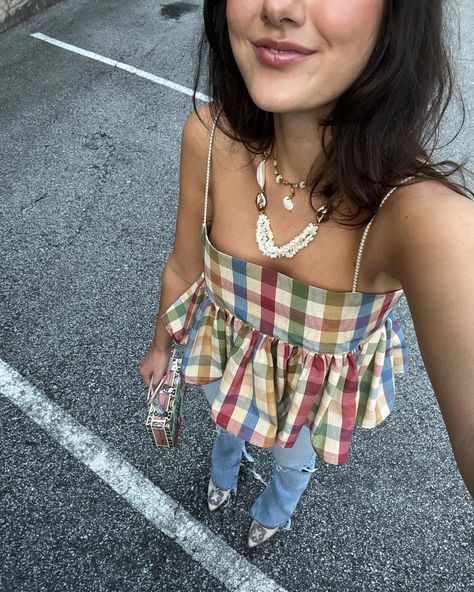 Date night fit for my man’s bday 🌮🍹 | Instagram Casual Outfit Aesthetic Summer, France October Outfits, Fun And Funky Outfits, Countryside Outfit Aesthetic, Mom 90s Fashion, Greece Outfit Ideas Modest, European Clothes Aesthetic, Carribean Holiday Outfits, Minimalist Colorful Outfit