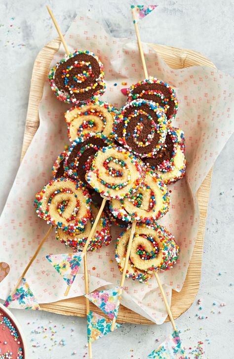 Fairy swirl pops Kids Party Snacks, Birthday Snacks, Fairy Bread, Birthday Party Snacks, Kids Party Food, Summer Snacks, Birthday Party Food, Snacks Für Party, Baking With Kids