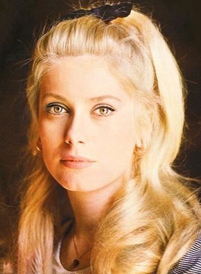 Old Film Stars, Catherine Deneuve Young, Face Of Chanel, Catherine Deneuve Style, Catherine Denueve, Jeanne Moreau, Overnight Beauty, Old Movie Stars, Classic Girl