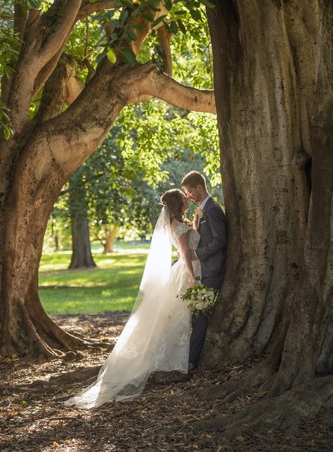 Wedding Pictures Of Family At Wedding, Wedding Picture Location Ideas, Wedding Ideas Poses, Outside Wedding Picture Ideas, Cute Wedding Photo Ideas Couple, Wedding Photo Location Ideas, Cute Couple Wedding Pictures, Wedding Picture Ideas For Photographer, Wedding Altar Photos