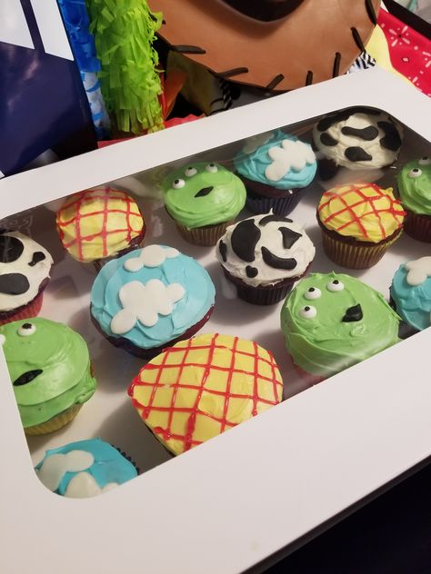 Toy Story Cake And Cupcake Ideas, Buzz And Woody Cupcakes, Toy Story Cupcakes Diy, Toy Story Cake And Cupcakes, Diy Toy Story Cupcakes, Toy Story Theme Cupcakes, Toy Story Alien Cupcakes, Woody Cupcakes Toy Story, Toy Story Themed Cupcakes