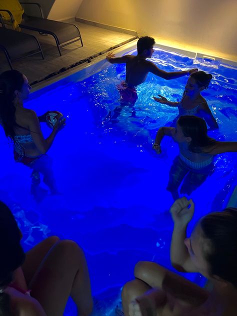 lit night in the pool 🤣 Kook Summer, Swim Up Bar Pool, Fake Party, Night Pool Party, Road Trip Kit, Perfect Lifestyle, Pool At Night, Fake Pics, Swimming Outfits