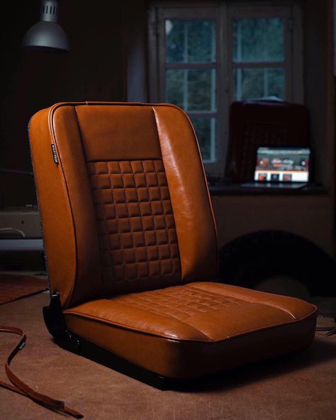 An old shot of one of our Deluxe Tan Leather Seats - perfect for Series Land Rover, with a difference! ⚡️ Have a great weekend!! Land Rover Series 2, Car Seat Upholstery, Car Interior Upholstery, Jimny Suzuki, Suzuki Carry, Land Rover Discovery 2, Classic Bronco, Leather Vans, Custom Car Seats