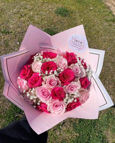 Simple…. Yet Classic two tone pink bouquet 💐 Order Yours For valentine’s Day Today! Dm @lilyyscreations or text (559) 931-4025 #floraldesign #prettybouquets #rosebouquet #floristofinstagram #559bouquets #flowerbouquet #explorepage #explore #supportlocal #fresnoflowers #fresnoflorist #ramobuchón #fresnocalifornia #valentinesday #pink Disney Flowers Bouquet, Birthday Rose Bouquet, Pink Flowers Bouquet Aesthetic, Pink Flowers Bouquet Birthday, Mother Day Ramos, Pink Roses Bouquet Gift, Mother’s Day Rose Bouquet, Pink Flower Bouquet Aesthetic, Grad Flowers Bouquet